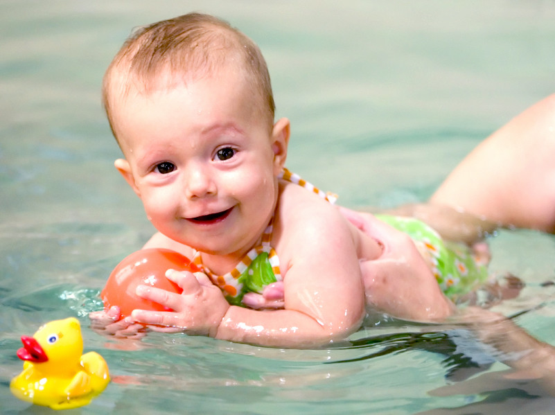 Nueve juegos para estimular la psicomotricidad de tus hijos en la piscina