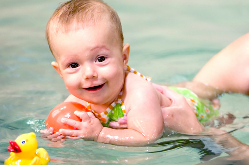 Nueve juegos para estimular la psicomotricidad de tus hijos en la piscina