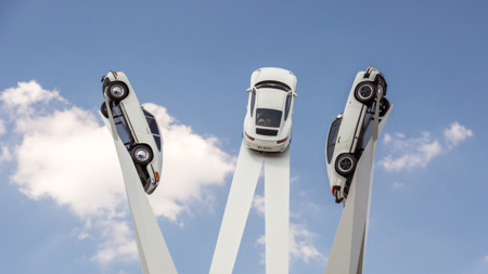 Si vas a Zuffenhausen no te estrelles con la Porscheplatz o te caerán tres 911 desde 24 metros de altura