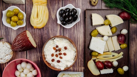 Tabla De Quesos Con Aceitunas