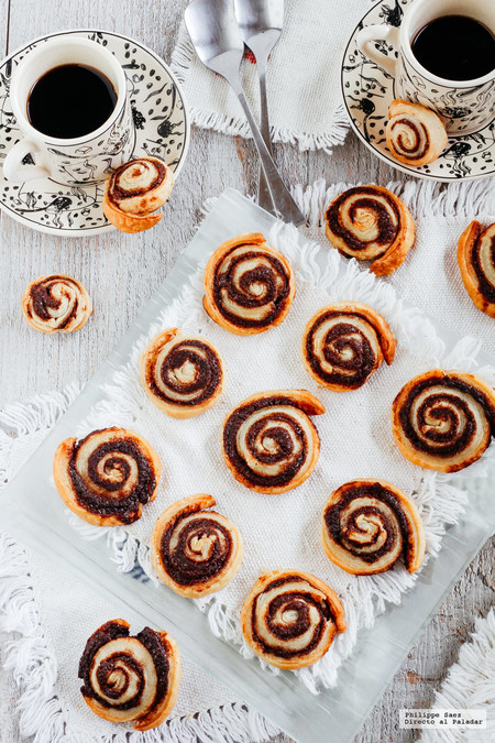 Rollitos de hojaldre con canela. Receta sencilla de postre