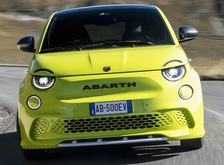 Abarth 500e: El escorpión se rinde ante la nueva era de electrificación