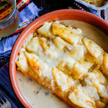 Ni tacos ni fajitas: la receta de enchiladas gratinadas de pollo con la que triunfarás en la cena 