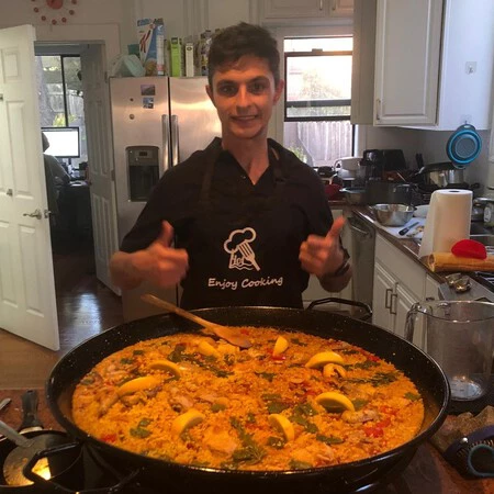 Alfonso cocinando una paella
