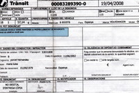 No provoques a la autoridad: multada por tocarse el pelo mientras conducía