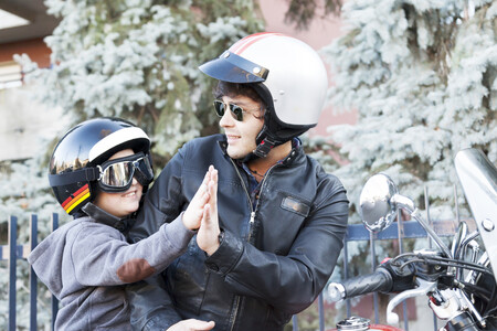 ¿Puedo llevar al colegio a mi hijo en moto?: a partir de qué edad se permite a los niños viajar en moto y qué tener en cuenta