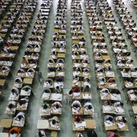 Millones de chinos se enfrentan al examen más importante de sus vidas. Así que China ha decidido restringir sus móviles 