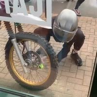 El vídeo que indigna a los motoristas: Roban una moto con una piedra frente a una cafetería llena y nadie hace nada