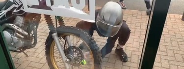 El vídeo que indigna a los motoristas: Roban una moto con una piedra frente a una cafetería llena y nadie hace nada