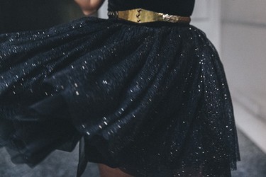 Duelo de vestidos (navideños): Maje está de moda  