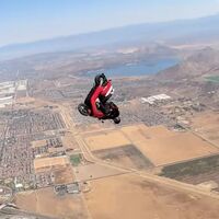 Este vídeo de un scooter eléctrico de NIU saltando al vacío es sencillamente hipnotizante 