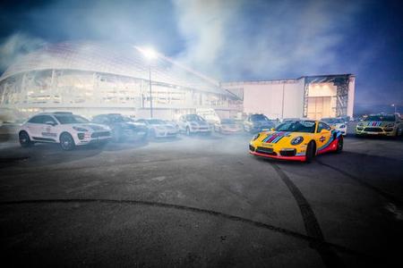 Porsche le pone gráficos de Martini a casi toda su flota