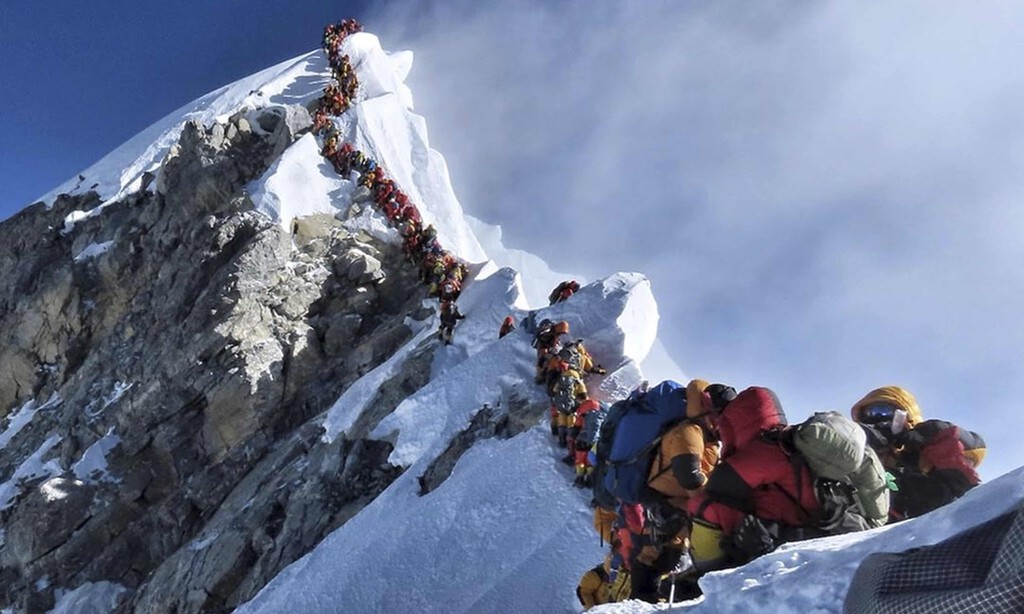 El Everest se está derritiendo más rápido que nunca. Y 6.000 litros de orina diario lo están acelerando