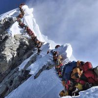 El Everest se está derritiendo más rápido que nunca. Y 6.000 litros de orina diario lo están acelerando