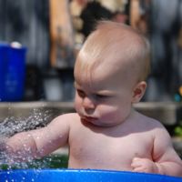 Quería refrescarlo con el agua de la manguera... y el bebé sufre graves quemaduras 