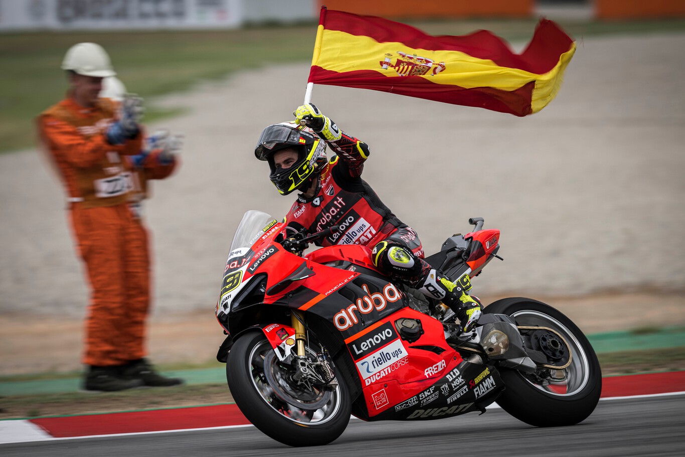 ¡Triplete! Álvaro Bautista se exhibe en Barcelona para poner la directa hacia el título del WSBK