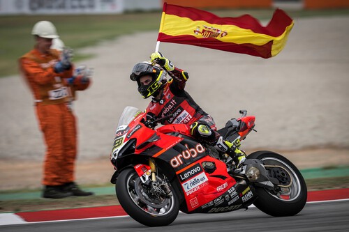 ¡Triplete! Álvaro Bautista se exhibe en Barcelona para poner la directa hacia el título del WSBK