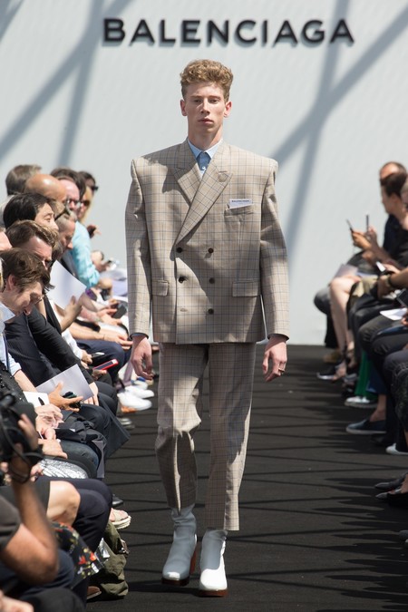 Llegan las gigantescas hombreras de Balenciaga a las tiendas, ¿se acerca el fin del mundo?