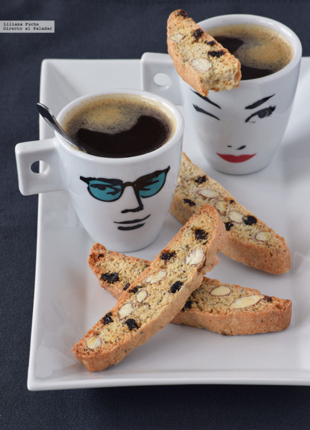 Biscotti de limón con pasas de corinto, almendras y semillas de amapola. Receta para la hora del café