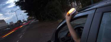 "Habrá accidentes muy graves y luego será tarde". Una asociación de Guardias Civiles avisa del peligro de las señales V16 a siete meses de que sean obligatorias