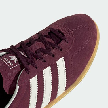 Las zapatillas color burdeos de Adidas que dejan de lado a las Samba son estas Gazelle que llevarás todo el  otoño 