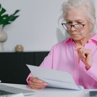 Jubilados con más de 40 años cotizados recogen firmas contra los recortes en su pensión: "Mis rodillas no podían más y me reducen un 11%" 