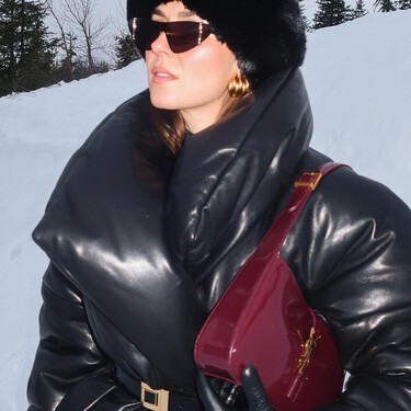 Zara vende el abrigo acolchado que nos salvará de cualquier ola de frío polar con elegancia: es negro, calentito e impermeable