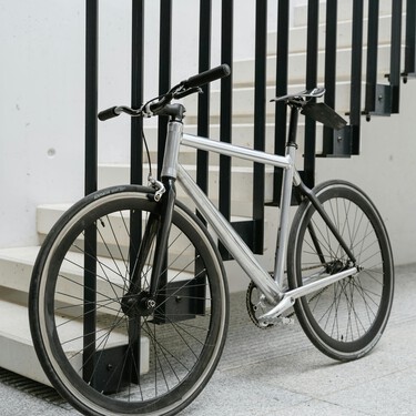 Qué puedes hacer si un vecino ocupa el rellano con su bici según la Ley de Propiedad Horizontal 