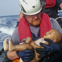 Una foto que nos estruja el corazón: el bebé sin nombre ahogado en el mar muestra la cruel realidad de los refugiados