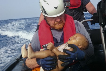 Una foto que nos estruja el corazón: el bebé sin nombre ahogado en el mar muestra la cruel realidad de los refugiados