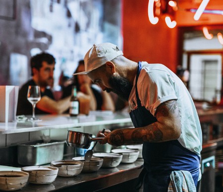 El Chef Carlos Lopez De El Bar Old School Food
