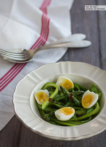 Ensalada de espárragos y huevos de codorniz. Receta