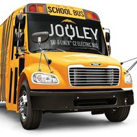 Los autobuses escolares estadounidenses se pasan a la electricidad, y ya hay pelea a la vista por el pastel