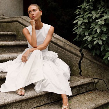 Acaba de llegar a Zara (y la necesito ya) la falda midi blanca más bonita y escultural del verano para llevar con sandalias planas 
