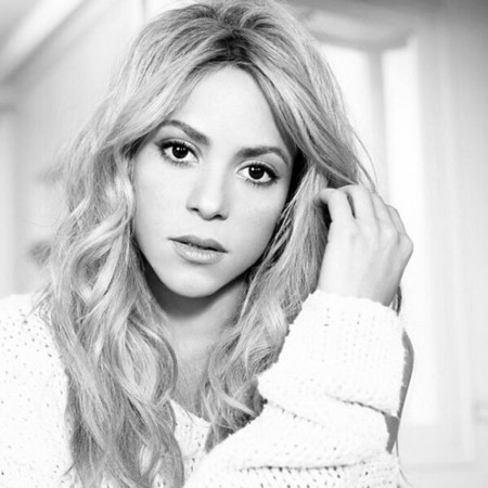 Shakira nos pone carita de pena y lo aclara, que lo del Piqué-territorial era una coña