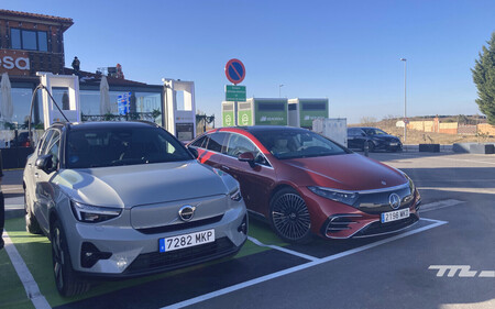 Coches eléctricos cargando en un área de servicio en ruta