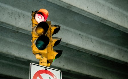 Ya existen semáforos inteligentes que no se pondrán en verde si tocas el claxon