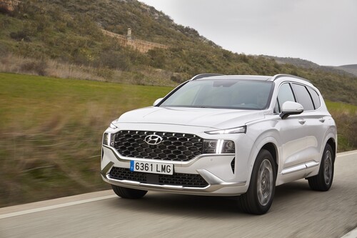 Probamos el nuevo Hyundai Santa Fe híbrido de 230 CV: un SUV de siete plazas cómodo con aspiraciones premium