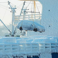 Este remoto puerto ruso ha recibido un barco cargado de coches... ¡completamente congelados! 