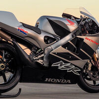 La moto japonesa más cara de la historia es esta Honda. Es como una MotoGP a la antigua, y su pastizal tiene un buen motivo 