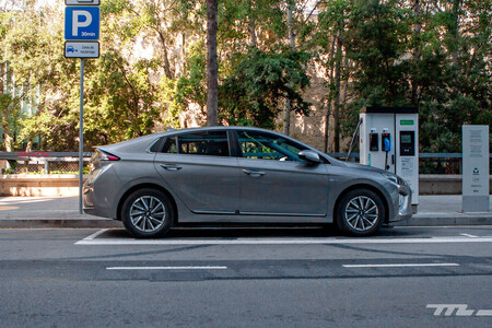 Hyundai Ioniq Cargando Calle