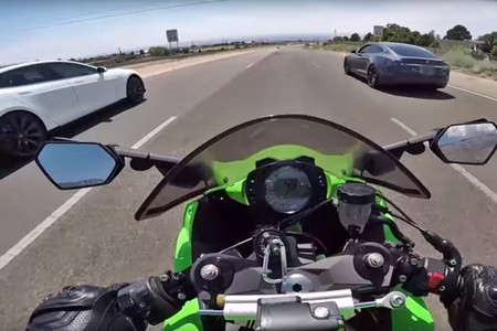 Cosas que no hacer en carretera con una Kawasaki ZX-10R: picarte con dos Tesla, y que además te humillen