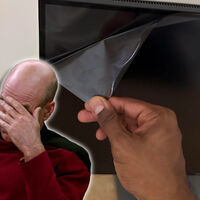 “Me odio a mí mismo”: creyó quitar una mica protectora de su monitor y descubrió muy tarde que cometió un error gigantesco 