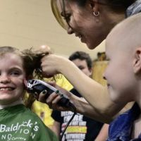 "Sé audaz, sé valiente, rápate" y más de 80 alumnos lo hacen para luchar contra el cáncer infantil 