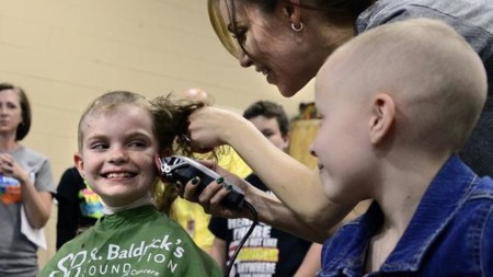 "Sé audaz, sé valiente, rápate" y más de 80 alumnos lo hacen para luchar contra el cáncer infantil