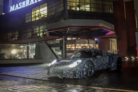 Este misterioso prototipo adelanta el futuro deportivo de Maserati y su nuevo motor electrificado para 2020