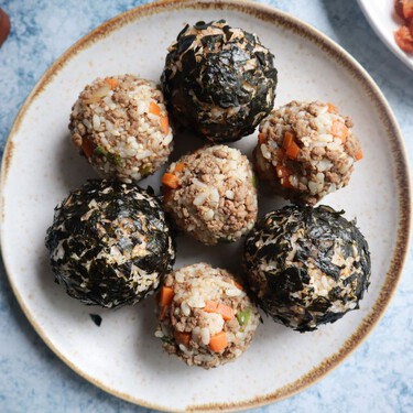 Jumeok Bap: las riquísimas bolitas de arroz coreanas que se hacen en un momento