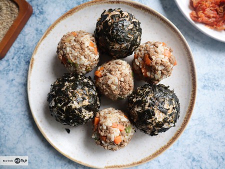 Jumeok Bap: las riquísimas bolitas de arroz coreanas que se hacen en un momento
