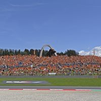 Si quieres apoyar a KTM, hazlo en las KTM Fan Tribune desde 150 euros con regalos, aparcamiento y comida