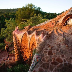 La escultura más onírica del mundo está en España: un dragón de estilo Gaudí que emerge de la montaña